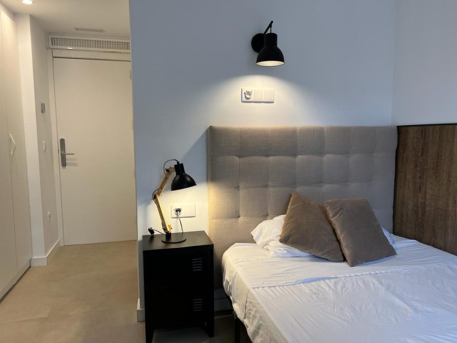 Standard Room w/ Balcony (H14) Maestro Serrano