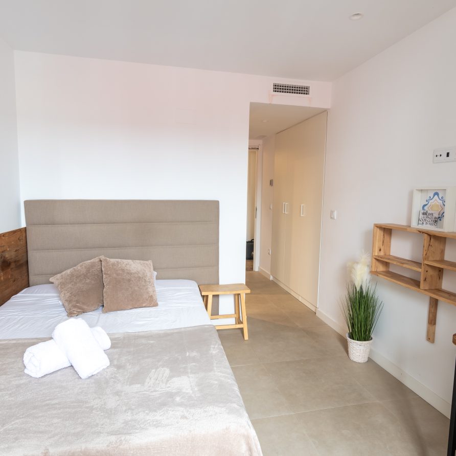 Superior Room w/ Balcony (H12) Ausias March